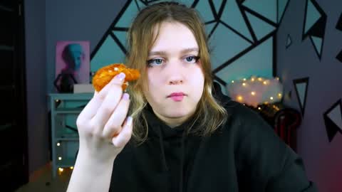 Snapshot of fioramarmoris chatting on 12.28.24 fiora online show from 12.28.24