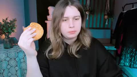 Snapshot of fioramarmoris chatting on 02.28.25 fiora online show from 02.28.25