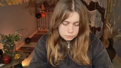 Snapshot of fioramarmoris chatting on 10.27.25 fiora online show from 10.27.25