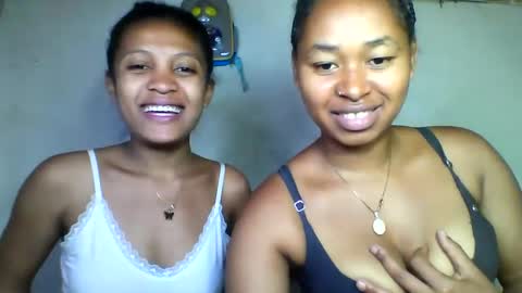 Snapshot of florencia011 chatting on 10.19.25 florencia011 online show from 10.19.25