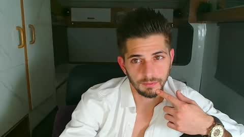 independent model online show from 10.26.25