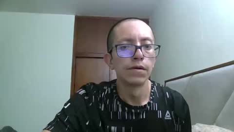 Snapshot of fonzi_flores chatting on 10.04.25 fonzi_flores online show from 10.04.25