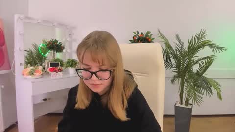 Snapshot of forest__song chatting on 10.18.25 Sophia online show from 10.18.25