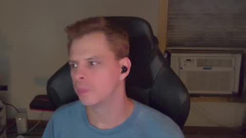 Snapshot of forever_broken chatting on 10.01.25 forever_broken online show from 10.01.25