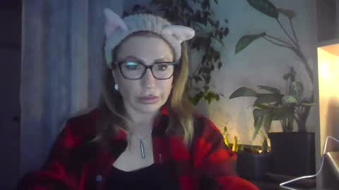 fox_red_lady7 online show from 03.01.25