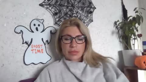 fox_red_lady7 online show from 10.30.25