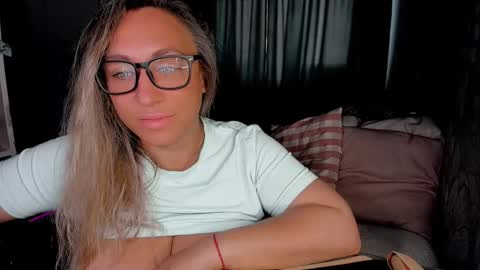 Snapshot of foxxxy__lady chatting on 10.01.25 Kris online show from 10.01.25