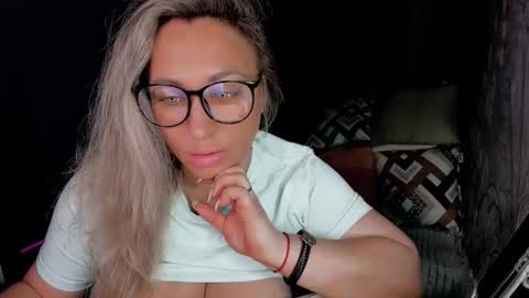 Snapshot of foxxxy__lady chatting on 11.08.25 Kris online show from 11.08.25