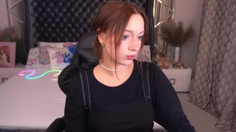 Snapshot of foxymayy chatting on 09.19.25 Maya online show from 09.19.25