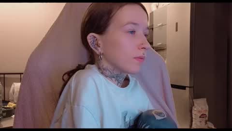 Snapshot of fran_bow chatting on 11.24.25 fran_bow online show from 11.24.25