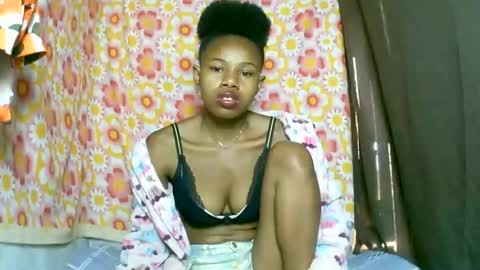 Snapshot of franciefrancie chatting on 09.29.25 francilla online show from 09.29.25