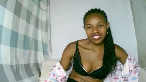 Snapshot of franciefrancie chatting on 10.06.25 francilla online show from 10.06.25