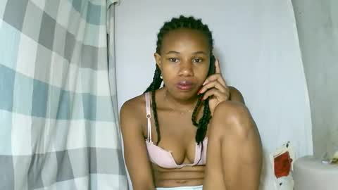 Snapshot of franciefrancie chatting on 10.07.25 francilla online show from 10.07.25