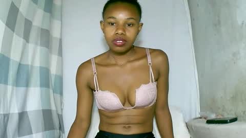 Snapshot of franciefrancie chatting on 10.08.25 francilla online show from 10.08.25