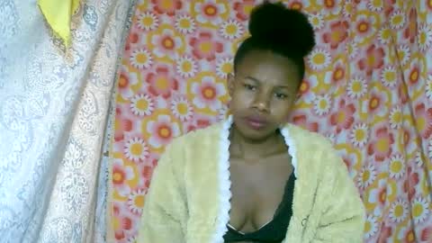 Snapshot of franciefrancie chatting on 10.19.25 francilla online show from 10.19.25