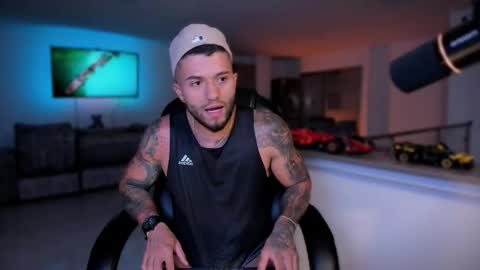 Snapshot of frankfarrellx chatting on 09.08.25 Frank Farrell. Hey remember to give me a thumbs up Ty online show from 09.08.25