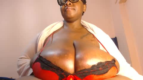 Snapshot of freakyboobsxx chatting on 06.25.26 Kimmy online show from 06.25.26