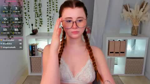 Snapshot of freckle_diyana chatting on 03.08.25 Diyana online show from 03.08.25
