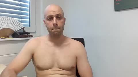 Snapshot of freddow chatting on 10.13.25 freddow online show from 10.13.25