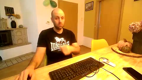 Snapshot of freddow chatting on 10.20.25 freddow online show from 10.20.25