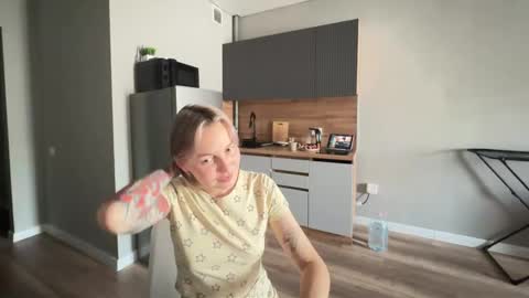 Snapshot of fremine_ chatting on 11.17.25 Fremine online show from 11.17.25