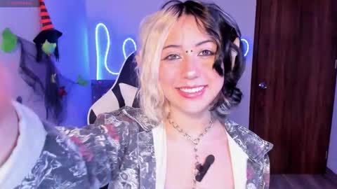 Snapshot of frida_lassi_ chatting on 10.27.25 frida_lassi_ online show from 10.27.25