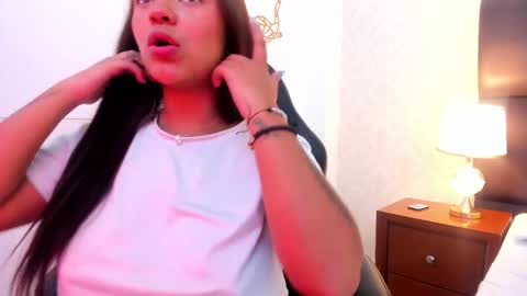 Snapshot of gabymoreau chatting on 10.16.25 gabymoreau online show from 10.16.25
