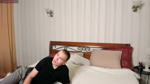 Snapshot of garden_of_eden_ chatting on 10.08.25 Max and Eva online show from 10.08.25