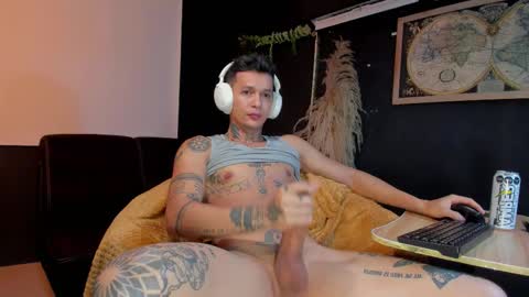 independent model online show from 11.11.25