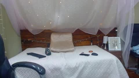 Snapshot of georgesmith_1 chatting on 02.05.25 GEORGE online show from 02.05.25