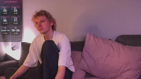 Snapshot of gethigh_ chatting on 09.11.25 Liz and Mark online show from 09.11.25