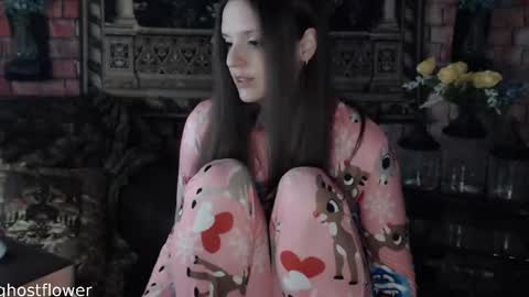 Snapshot of ghostflower chatting on 09.19.25 ghostflower online show from 09.19.25