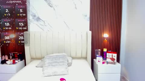 G I A N N A  online show from 10.15.25