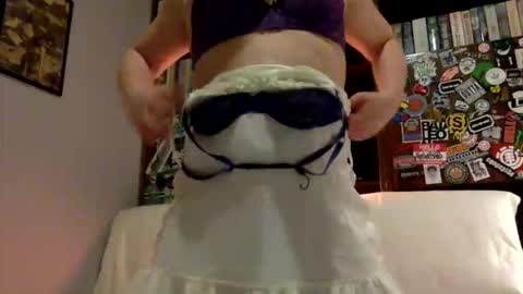 Snapshot of giannispr1998 chatting on 03.25.26 Horny Sissy online show from 03.25.26