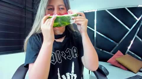 Snapshot of giaroussel chatting on 09.29.25 GiaRoussel online show from 09.29.25