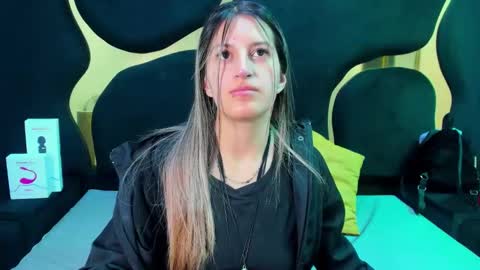 Snapshot of giaroussel chatting on 10.21.25 GiaRoussel online show from 10.21.25