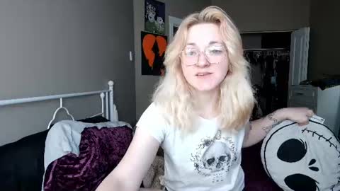 Giggles online show from 06.12.26