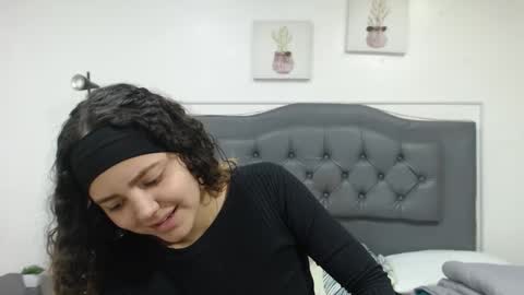 Snapshot of giia_moroe chatting on 10.20.25 Giia online show from 10.20.25