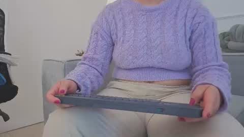 Giigii Hadid  online show from 07.09.26