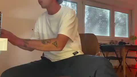 Snapshot of gilbertlachsmann chatting on 09.27.25 Sebastian online show from 09.27.25