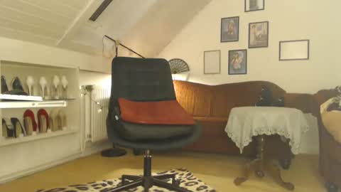 Snapshot of ginablondecam chatting on 01.06.25 Gina online show from 01.06.25