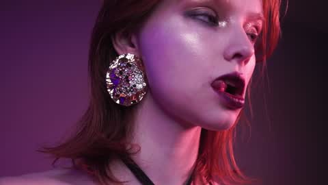        im expecting 350 thumbs up on my altar   online show from 12.22.24