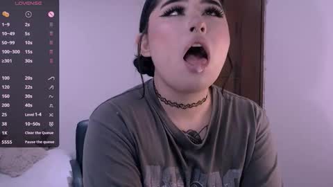 Snapshot of ginmeowuwu chatting on 10.27.25 ginmeowuwu online show from 10.27.25