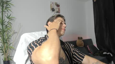 Snapshot of gio_russo chatting on 01.06.25 GioRusso online show from 01.06.25
