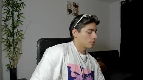 Snapshot of gio_russo chatting on 02.18.25 GioRusso online show from 02.18.25