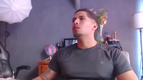 Snapshot of girge23 chatting on 09.18.25 piggy boy online show from 09.18.25