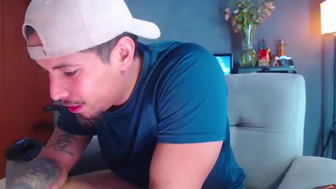 Snapshot of girge23 chatting on 11.04.25 piggy boy online show from 11.04.25