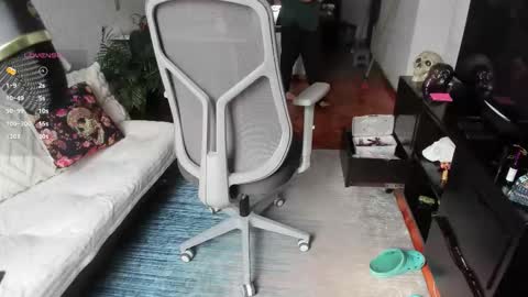 girl_inline online show from 10.12.25