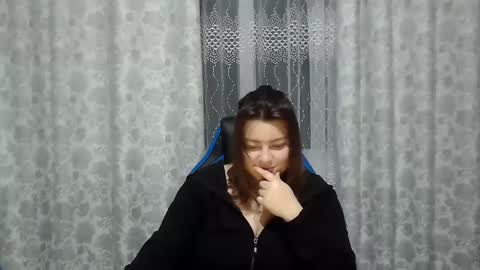 Snapshot of girl_leya chatting on 01.28.25 girl_leya online show from 01.28.25