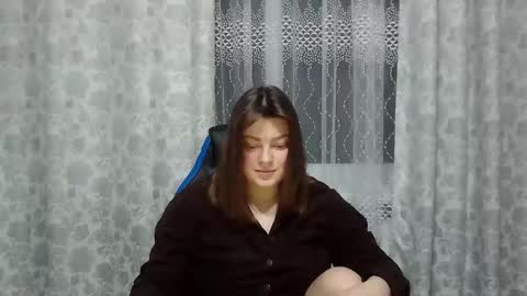 Snapshot of girl_leya chatting on 02.02.25 girl_leya online show from 02.02.25